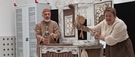 Dzieci oglądają sztukę teatralną z udziałem aktorów