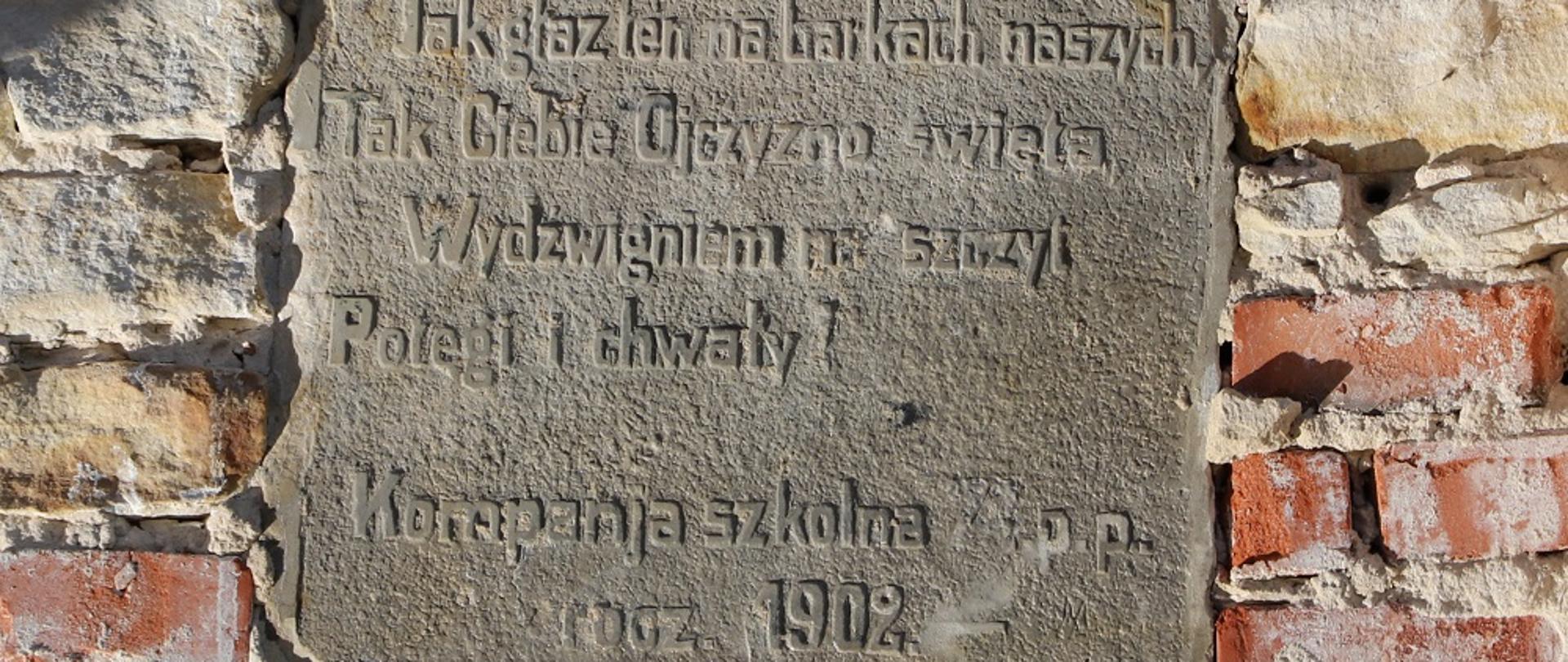 Historyczna tablica odnalezionej podczas prac remontowych przy internacie SOSW w Baryczy w lipcu 2020 r.