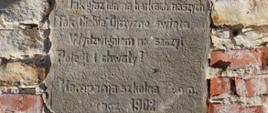 Historyczna tablica odnalezionej podczas prac remontowych przy internacie SOSW w Baryczy w lipcu 2020 r.