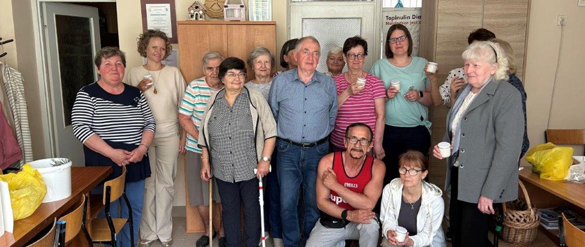 Uczestnicy warsztatów pozują do zdjęcia