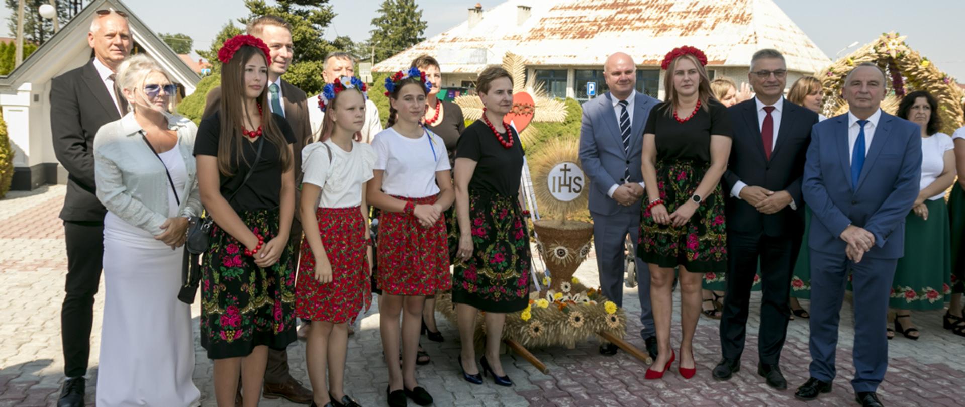 Uczestnicy wydarzenia podczas prezentacji wieńców dożynkowych