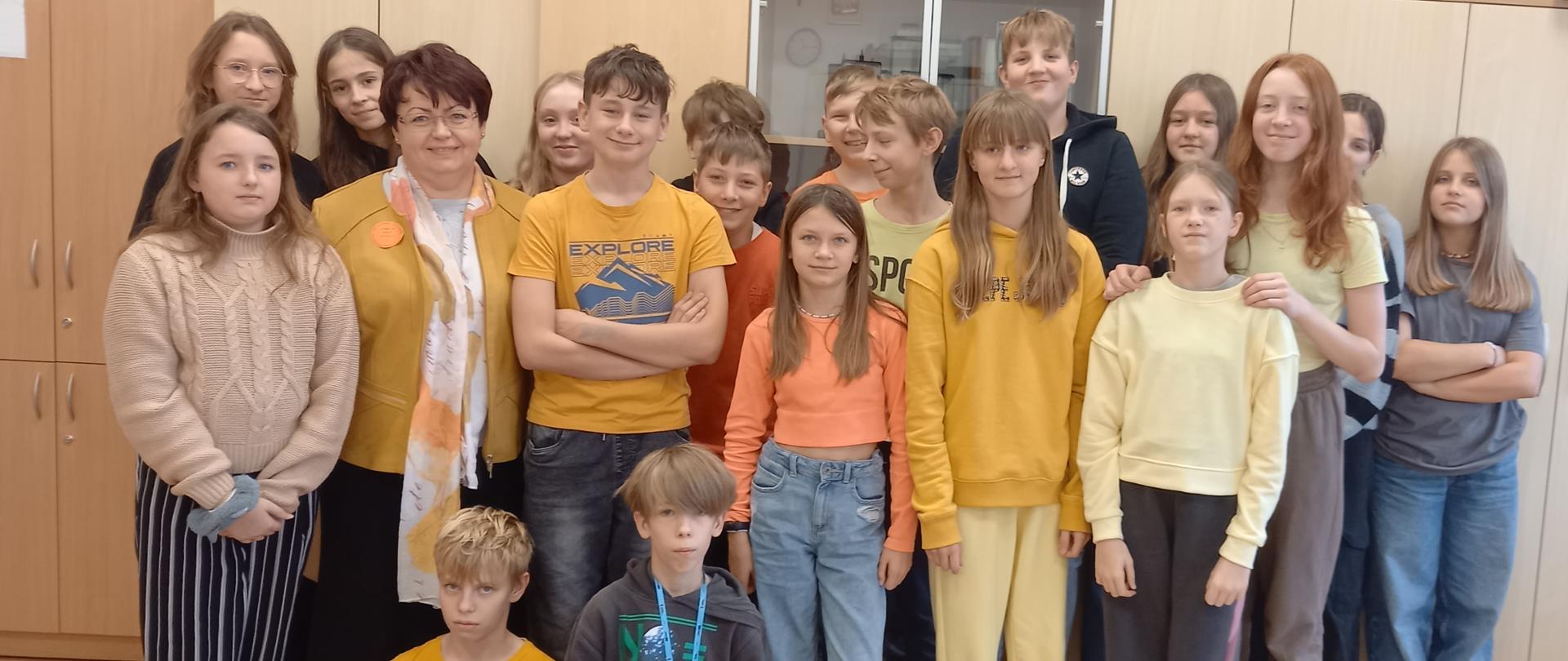 Uczniowie klasy 6 z wychowawczynią Renatą Godek udekorowani naklejkami z okazji Dnia Życzliwości i pozdrowień