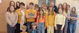Uczniowie klasy 6 z wychowawczynią Renatą Godek udekorowani naklejkami z okazji Dnia Życzliwości i pozdrowień