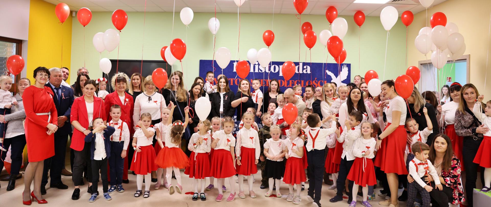 dzieci i opiekunowie podczas akademii z okazji Święta Niepodległości