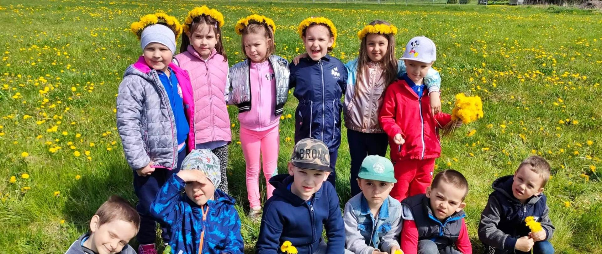 Przedszkolaki podczas spaceru poznają przyrodę