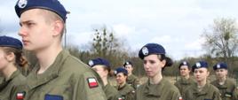 Uczniowie Oddziału Przygotowania Wojskowego stoją w szeregu