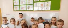 Przedszkolaki prezentują przygotowane do wysłania listy.