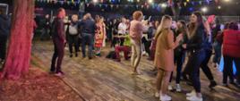 Uczestnicy w trakcie zabawy