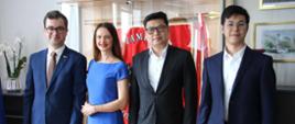 od lewej Karol Halicki, Starosta Zambrowski, dwóch przedstawicieli delegacji z Chin