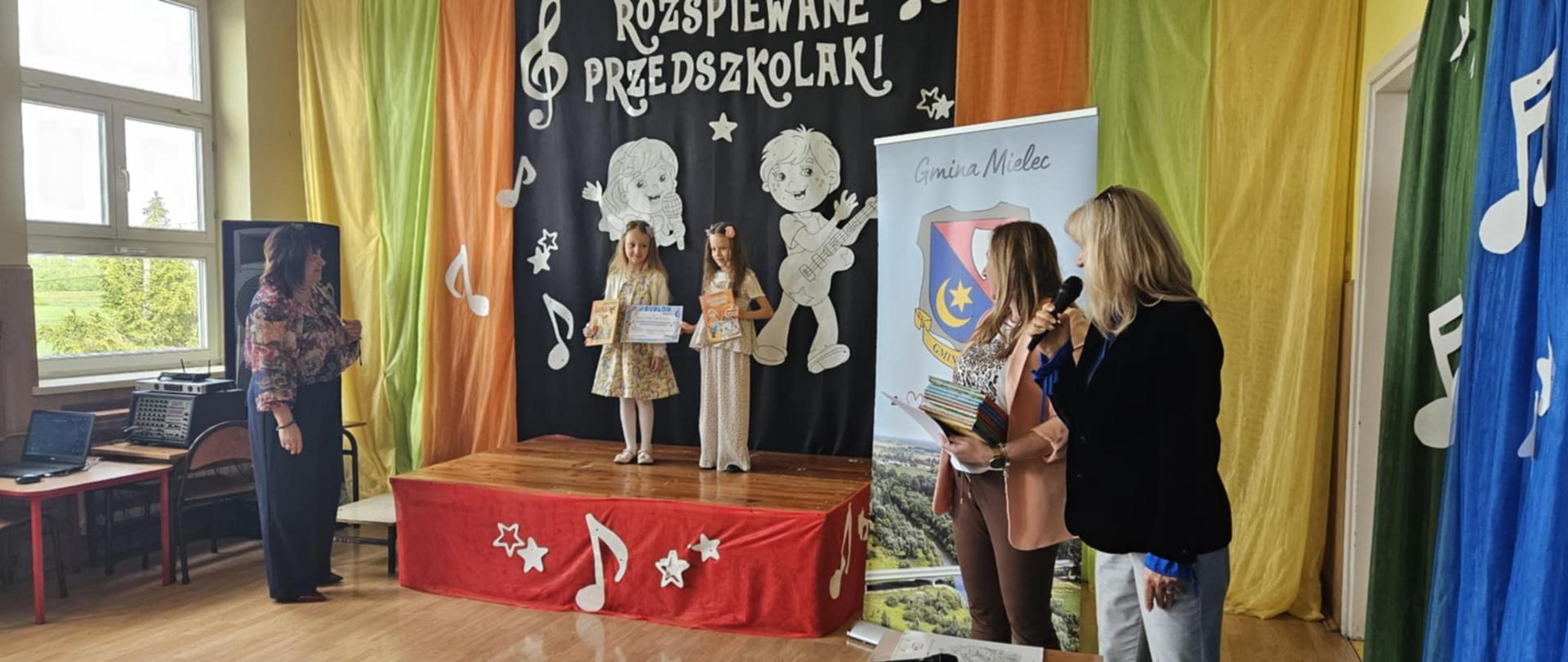 Zastępca Wójta Gminy Mielec i Jury wręcza nagrody za zdobycie I miejsca uczestnikom z naszego przedszkola