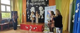Zastępca Wójta Gminy Mielec i Jury wręcza nagrody za zdobycie I miejsca uczestnikom z naszego przedszkola