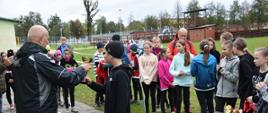Podczas dekoracji - młodsze roczniki odbierają puchary