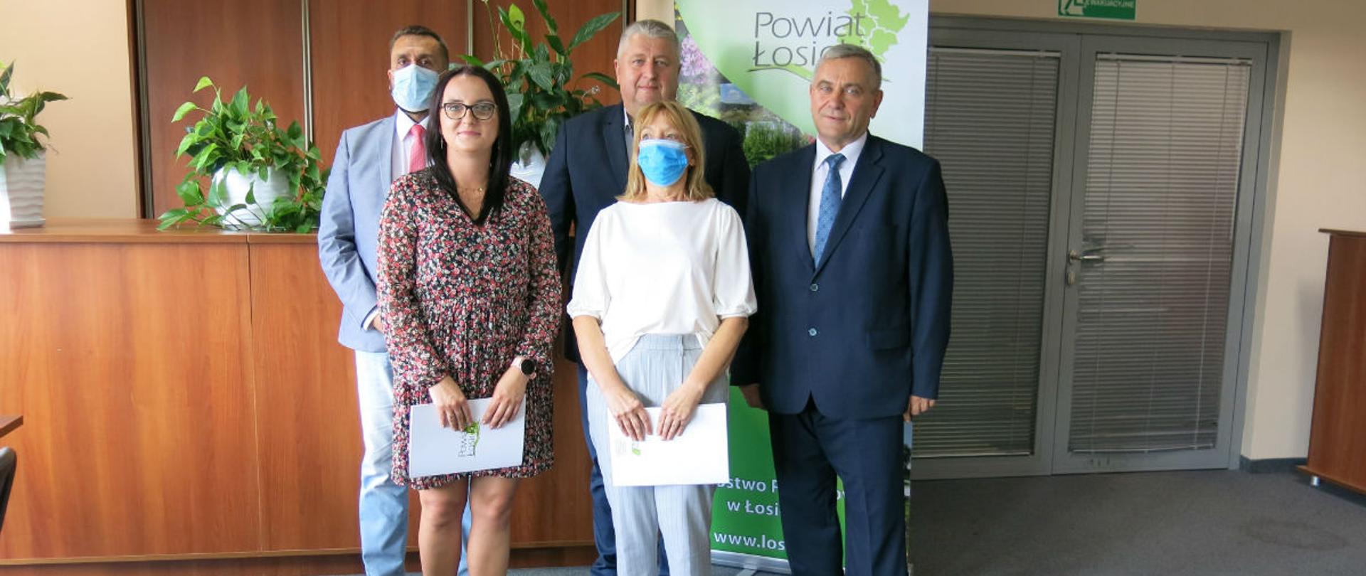 Od lewej M. Stambulski Dyrektor ZS nr 3 RCKU w Łosicach, A. Wojtczuk nauczyciel mianowany, J. Kobyliński Starosta, M. Wawryniuk nauczyciel mianowany, M. Korzycki Dyrektor OSW w Łosicach.