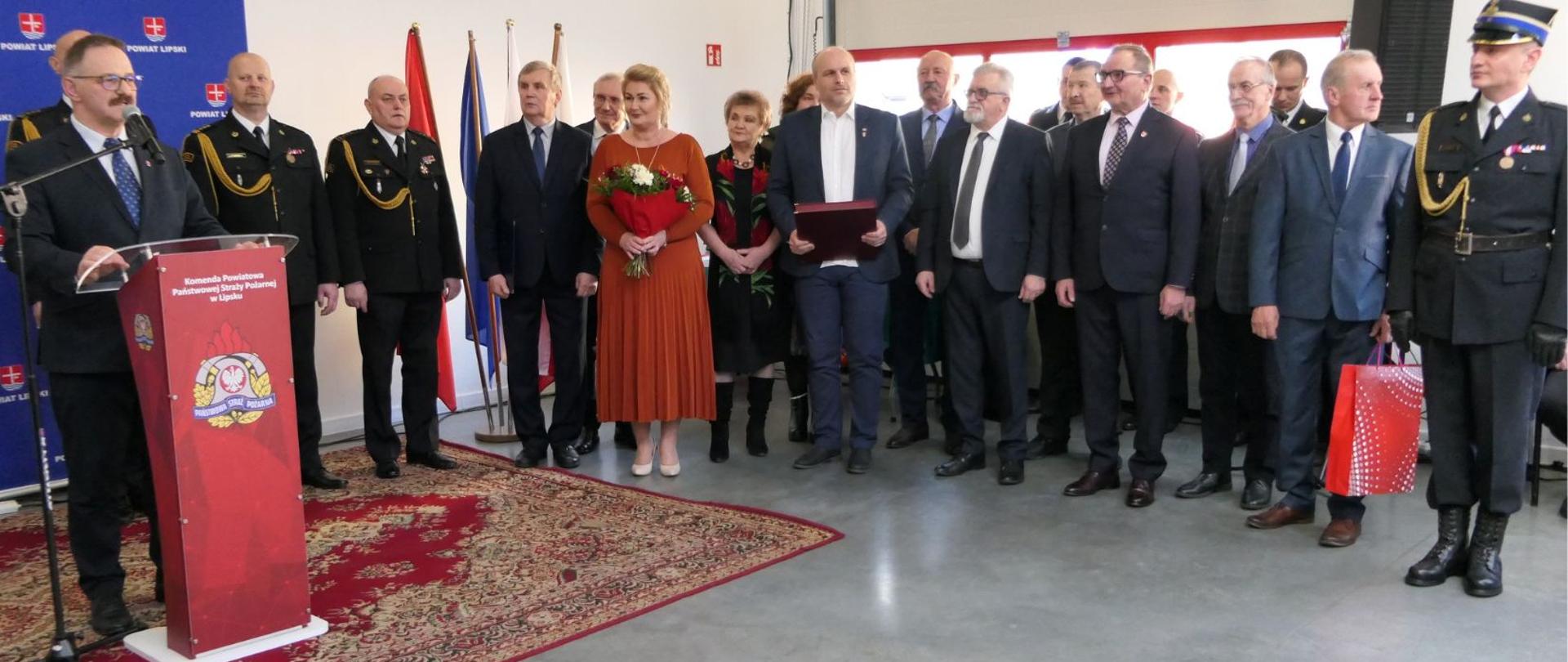 Przedstawiciele powiatu Lipskiego wręczają Komendantowi PSP w Lipsku podziękowanie za służbę.