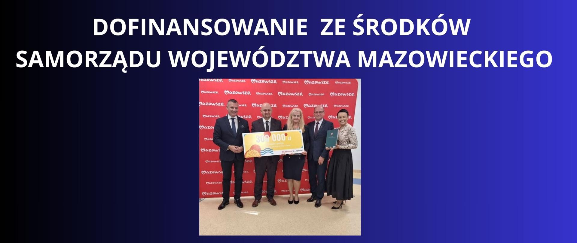 biały napis na granatowym tle " dofinansowanie ze środków samorządu województwa mazowieckiego" zdjęcie przedstawiające strony umowy powiet lipski oraz samorząd województwa mazowieckiego, z kwotą dofinansowania w wysokości 300 tasięcy zł