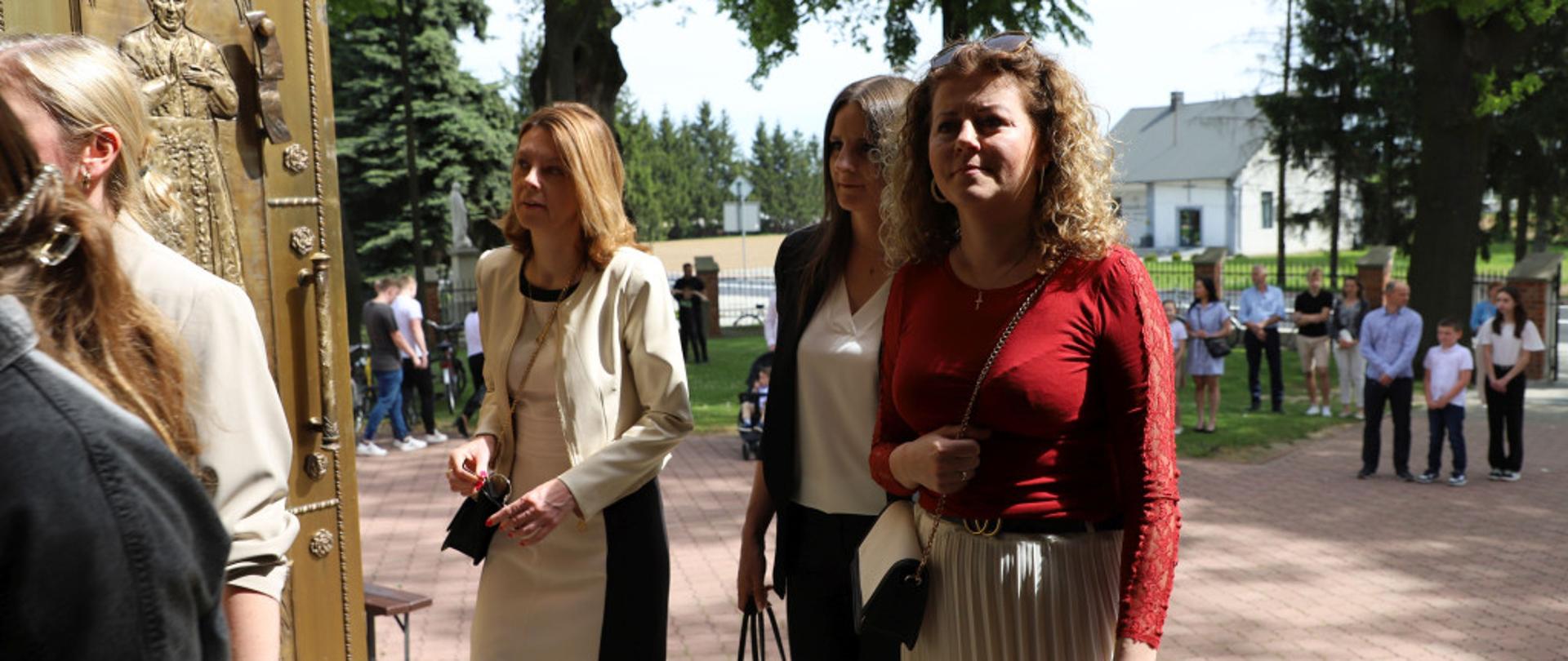 Gminne uroczystości 3 maja 2024 dyrektor Barbara Durej, wicedyrektor Alicja Siebierańska