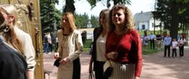 Gminne uroczystości 3 maja 2024 dyrektor Barbara Durej, wicedyrektor Alicja Siebierańska