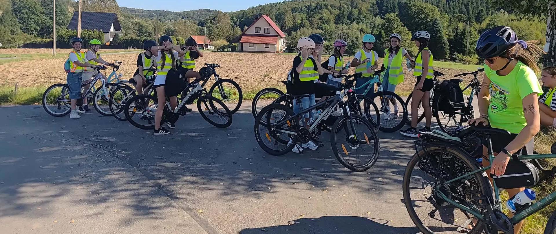 Wycieczka rowerowa - dziewczynki z kl. 6ab