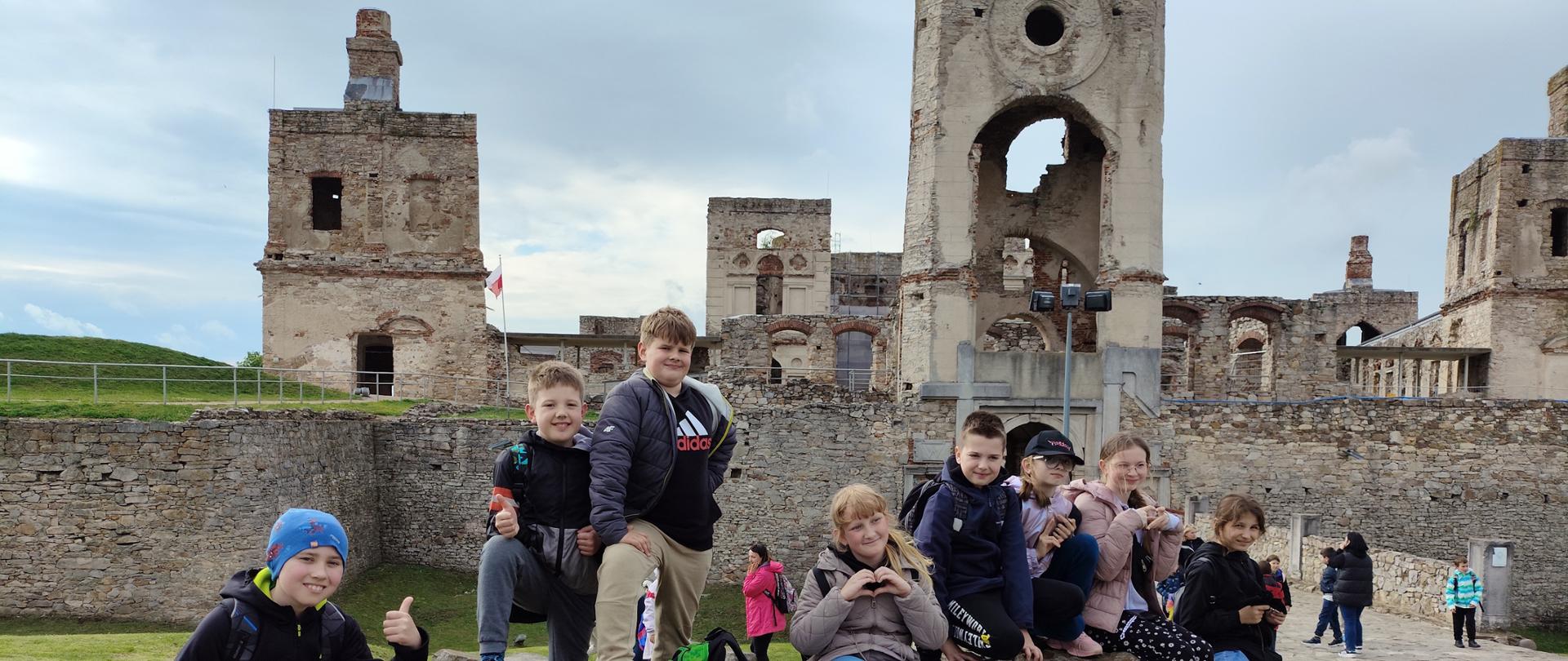 Zdjęcie grupowe uczniów w tle ruiny zamku