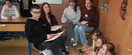 uczniowie klas starszych czytają swoim młodszym kolegom 
