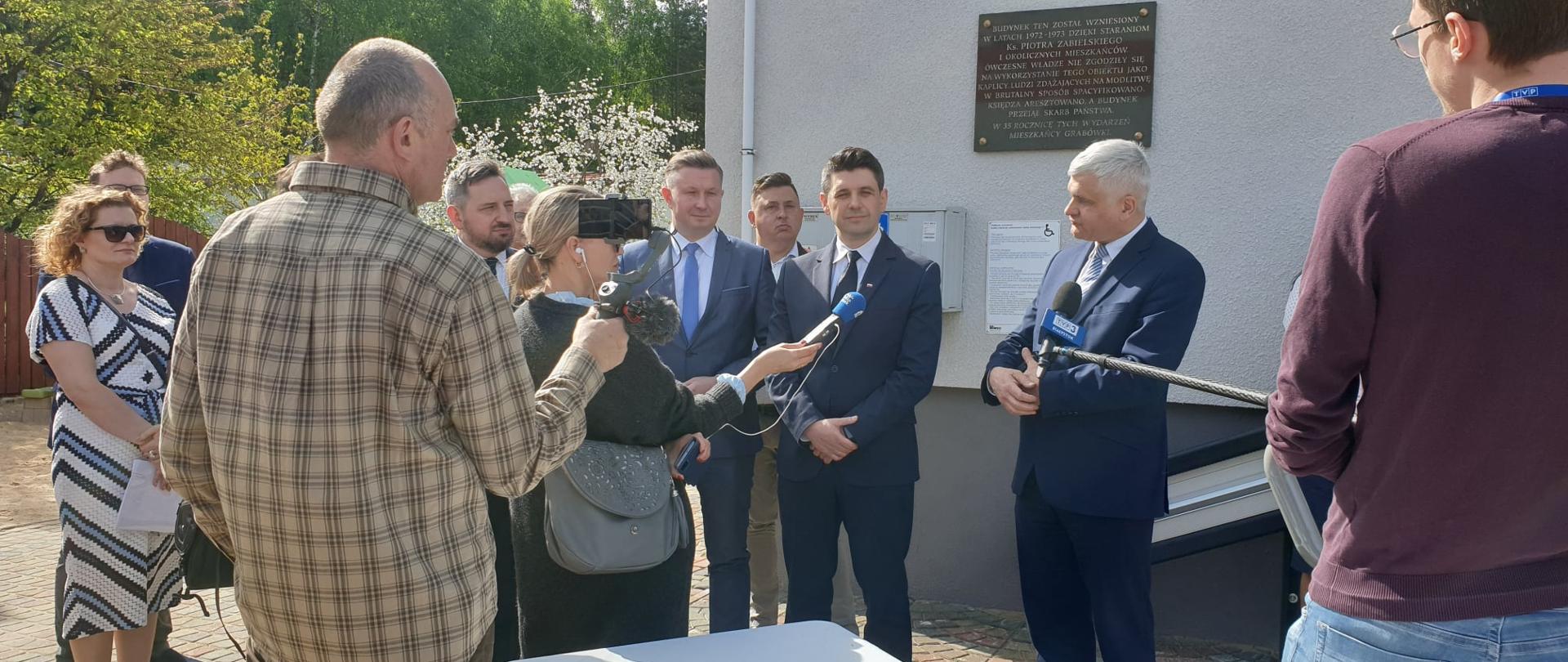 Uroczyste podpisanie umowy z firmą REDIL na budowę żłobka i przedszkola w Sobolewie.
