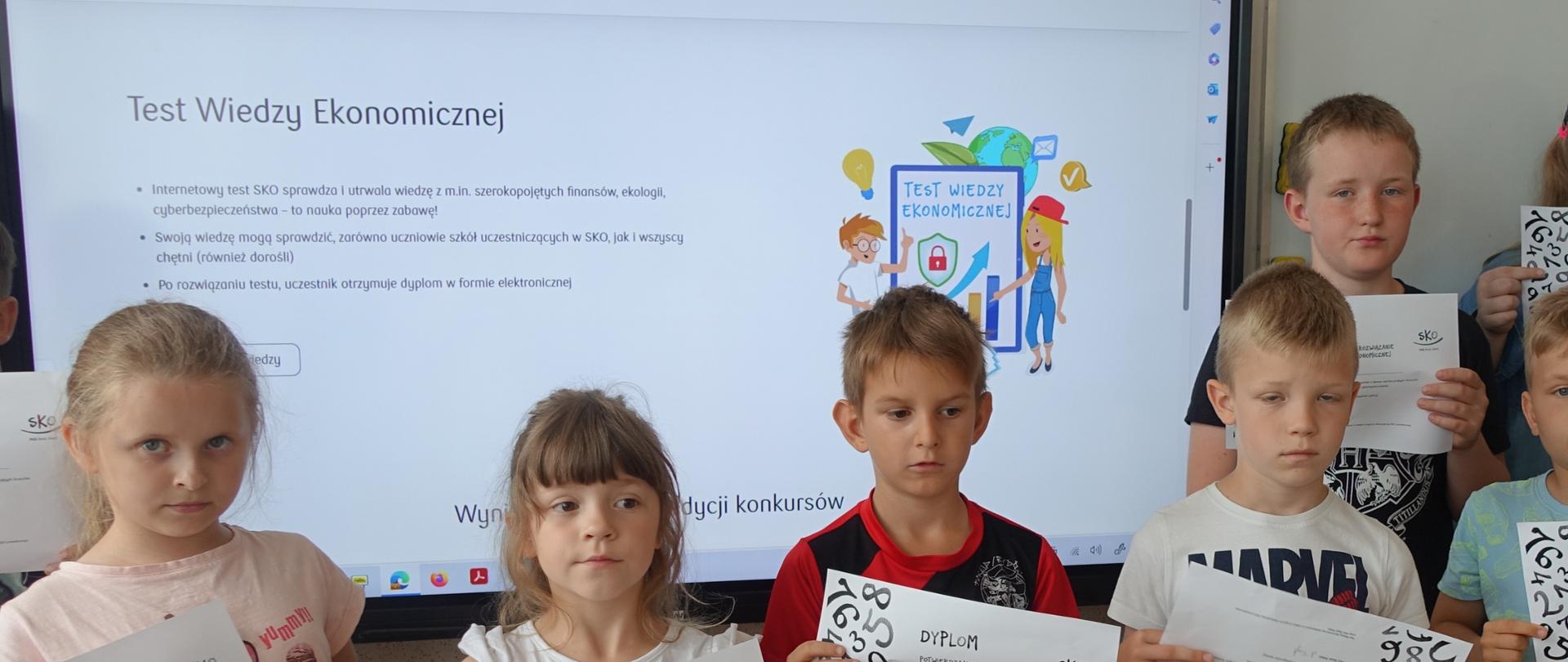 Uczestnicy testu z dyplomami.