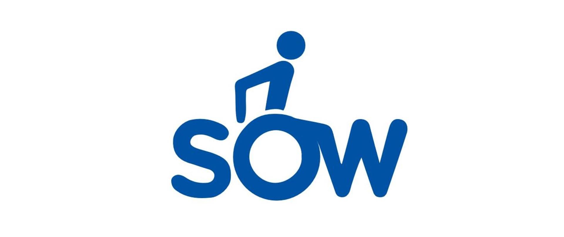 Na białym tle napis SOW, przy czym litera "o" imituje koła wózka inwalidzkiego, nad tą literą grafika osoby siedzącej na wózku