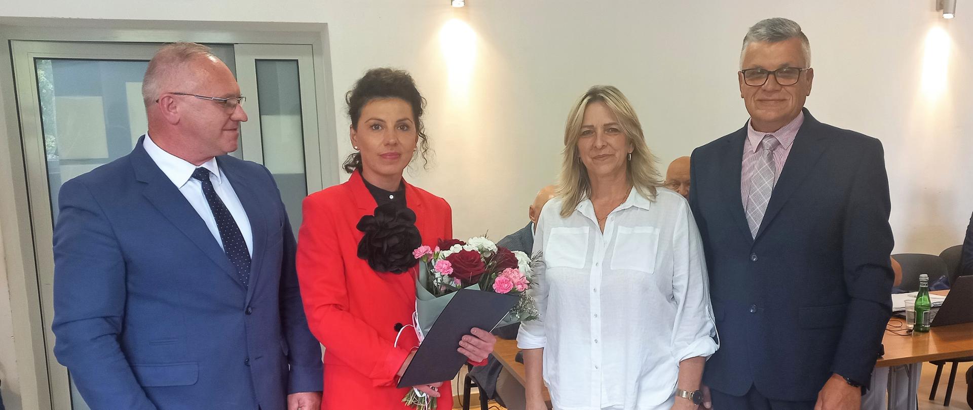 Od lewej Starosta Hajnowski, Pani Agnieszka, Wicestarosta i Przewodniczący Rady pozują do zdjęcia
