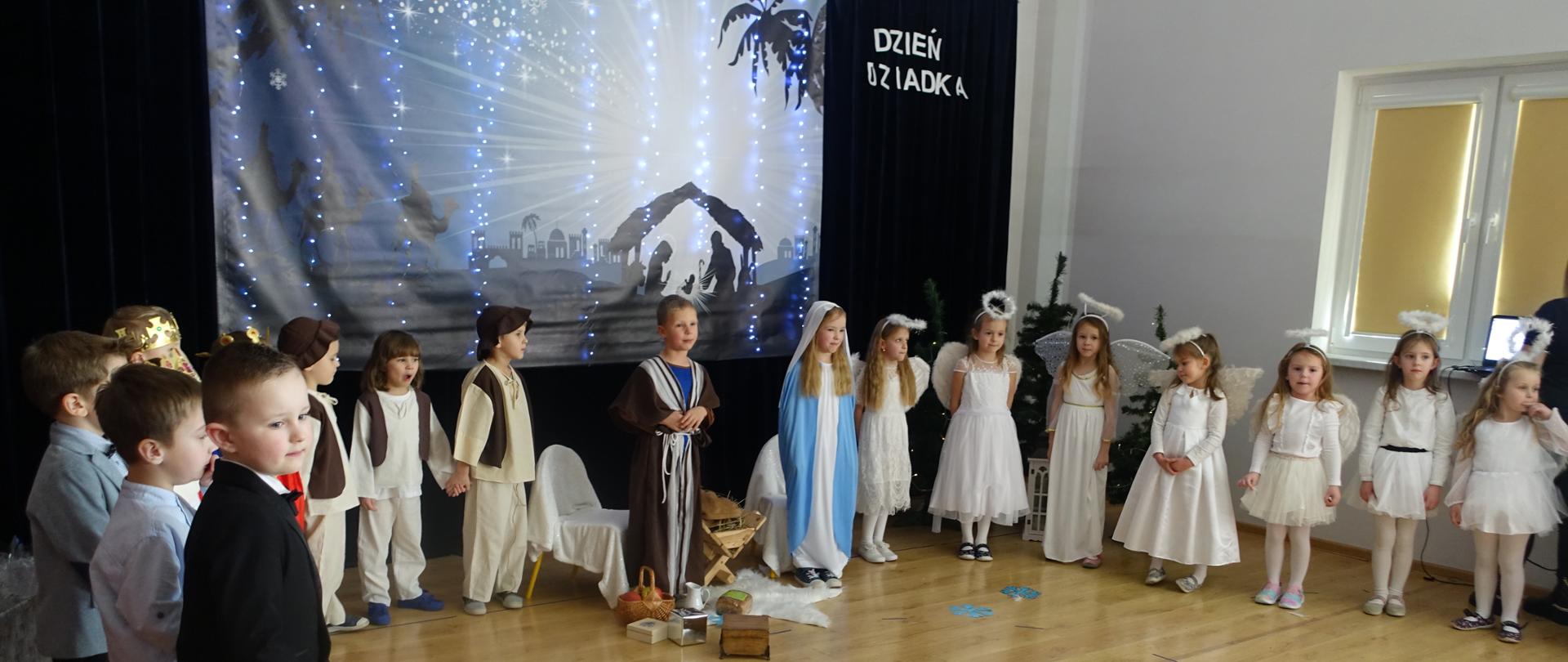Dzieci na tle dekoracji