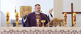 Proboszcz Parafii pw. Matki Bożej Bolesnej w Kraśniku Ksiądz Hubert Czarnecki.