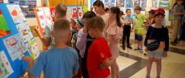 Dzieci oglądają prace konkursowe