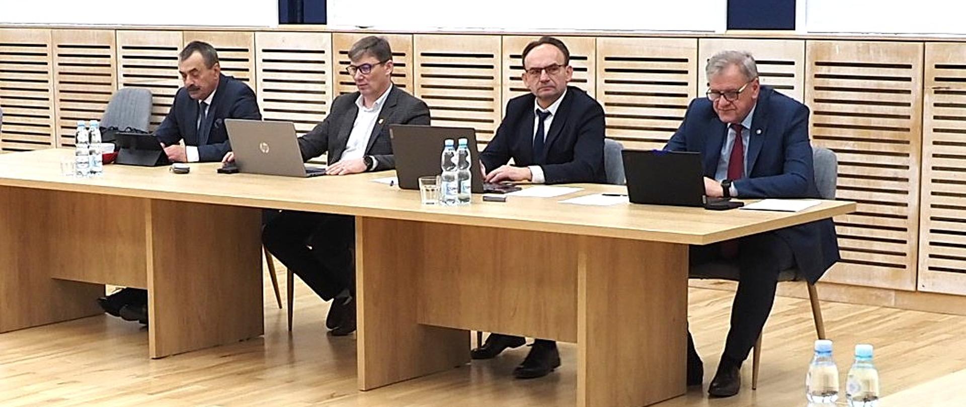 Zarząd Powiatu w Bielsku Podlaskim podczas sesji absolutoryjnej