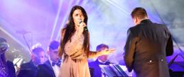 Wrocławska Orkiestra Con Bravura wraz z solistami: Izabelą Kwaśniewską-Pakułą oraz Kamilem Podlejskim.