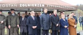 Przedstawiciele władz rządowych, samorządowych, duchownych i nadleśnictwa w oczekiwaniu na przysięgę