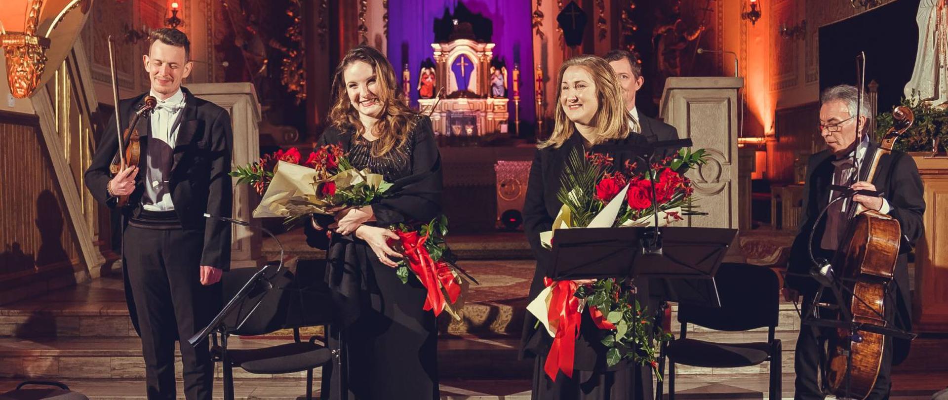 Zdjęcie wykonane w kościele parafialnym w Rabie Wyżnej. Na zdjęciu dwie śpiewaczki operowe oraz kwartet smyczkowy