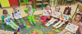 Przedszkolaki podczas obchodów Dnia Kolorowej Skarpetki.