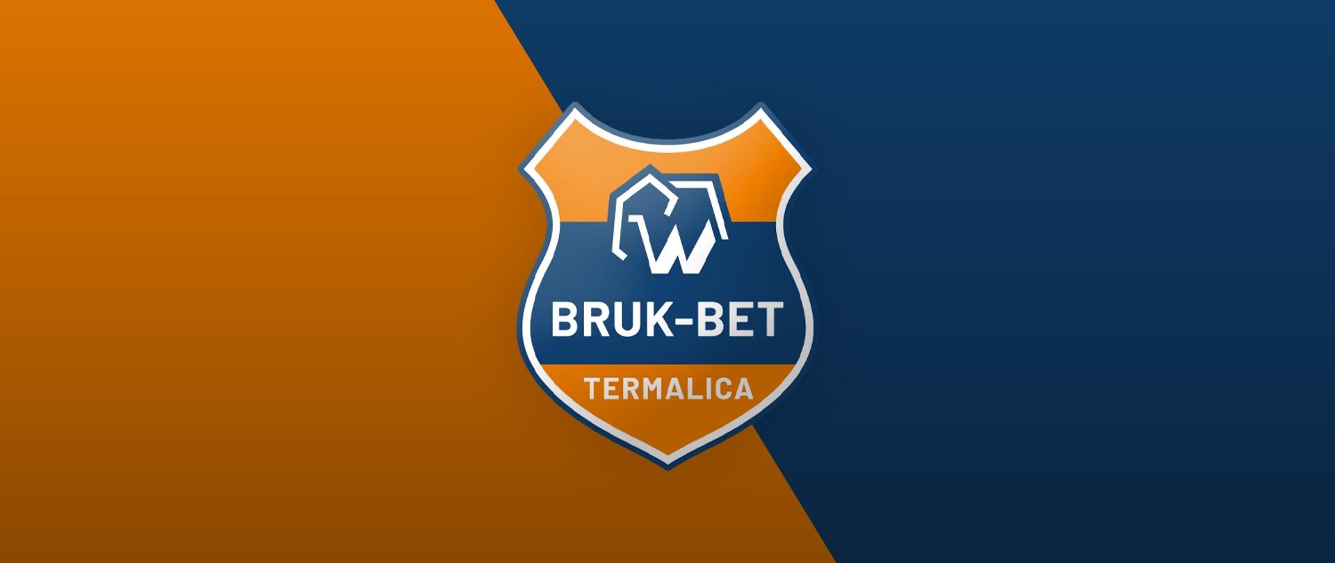 na pomarańczowo granatowym tle w centralnej części znajduje się herb BRUK- BET TERMALICA.