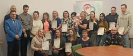 Zdjęcie grupowe wykonane na sali konferencyjnej SP ZOZ. Na fotografii uczestnicy szkolenia wraz z organizatorami. Uczestnicy prezentują zdobyte certyfikaty.