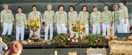 Na scenie grupa kobiet z chóru "Złoty liść" wykonuje pieśń