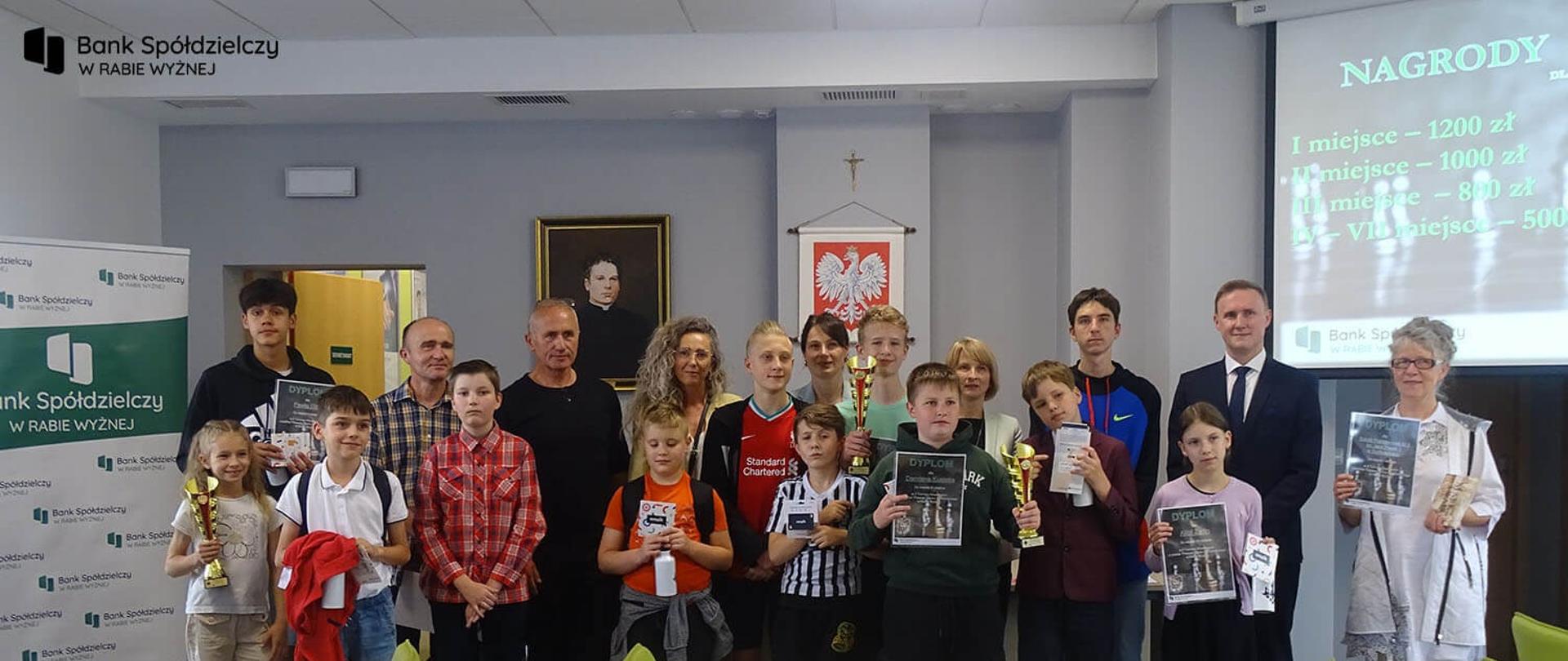Uczestnicy Turnieju szachowego wraz z opiekunami i organizatorami.