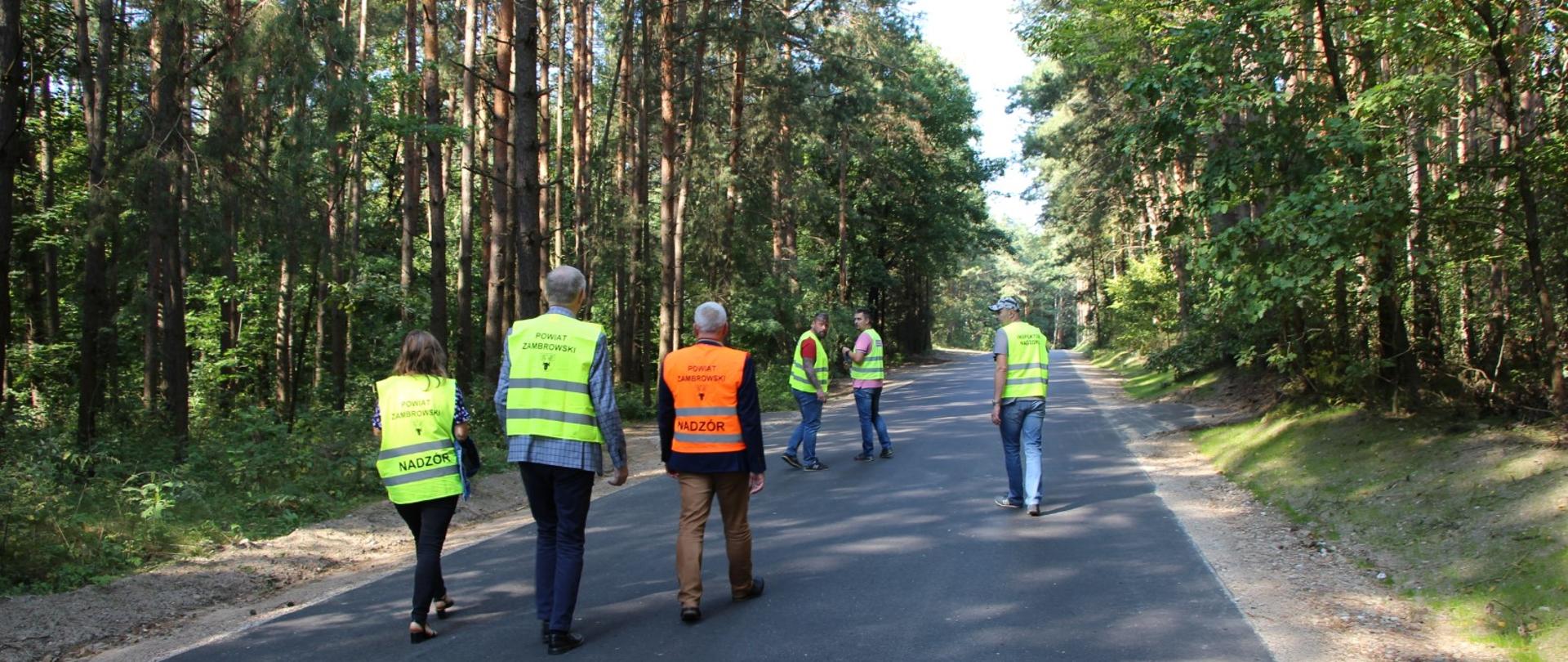 uczestnicy odbioru drogi spacerują po nowej nawierzchni