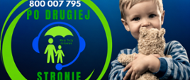 Plakat bezpłatnej infolinii "Po drugiej stronie" dot. wsparcia psychicznego dla dzieci, młodzieży i dorosłych wychowanków pieczy zastępczej. Na plakacie chłopczyk w niebieskim sweterku w paski, przytulający misia, logo fundacji Mały Duży Człowiek oraz numer telefonu 800 007 795.