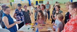 seniorzy podczas warsztatów z tworzenia witraży