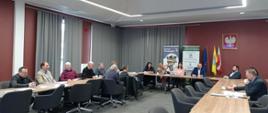 Zdjęcie przedstawia przedstawicieli Rady Powiatowej Mazowieckiej Izby Rolniczej Powiatu Przasnyskiego zebranych na sali konferencyjnej Centrum Aktywizacji Biznesu.