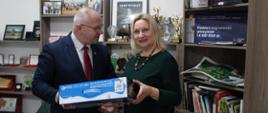 Przekazanie pętli na ręce Dyrektor Poradni Psychologiczno - Pedagogicznej w Hajnówce