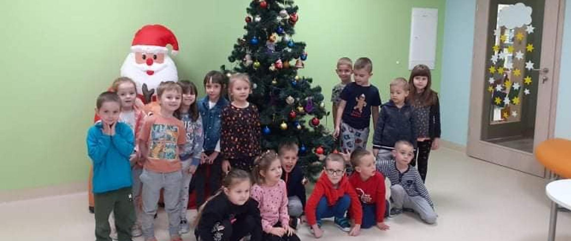 Zdjęcia przedstawiają dzieci z Gminnego Przedszkola w Wierzbicy ubierające choinkę