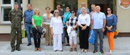 Pamiątkowe zdjęcie uczestników delegacji z Nowego Sącza, dyrekcji I LO i przedstawicieli samorządu powiatu