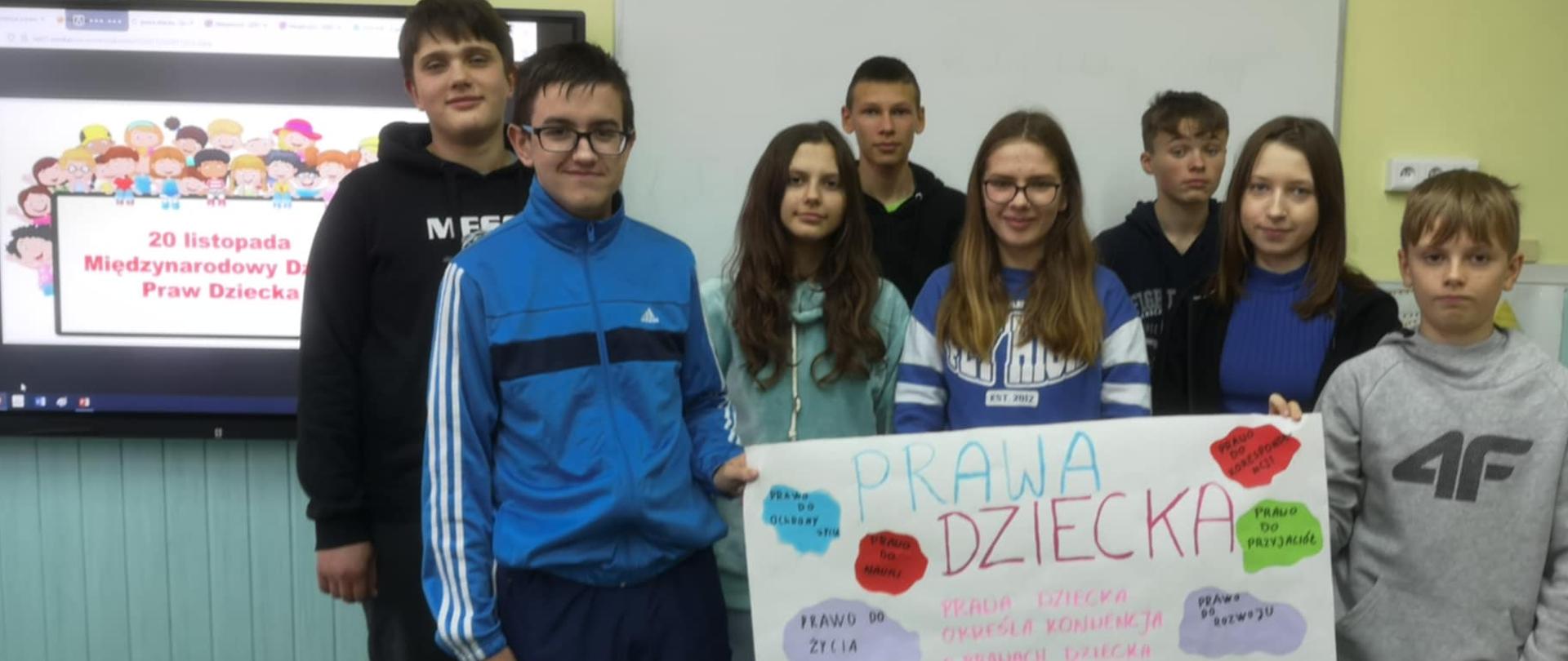 Uczniowie prezentują plakat - Prawa Dziecka