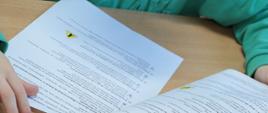 Młodzież rozwiązuje test wiedzy