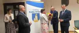 Pożegnanie nauczycieli odchodzących na emeryturę, świadczenie kompensacyjne oraz przyjęcie nominacji dyrektorskich 
